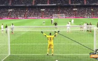 Video: Ronaldu sit pendeli un trāpa pa seju skatītājai