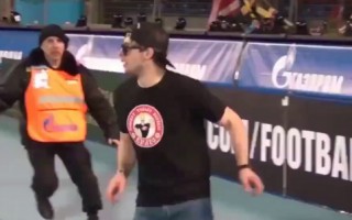 Video: "Spartak" līdzjutējs nodemonstrē, cik neveikli ir "Zenit" apsargi