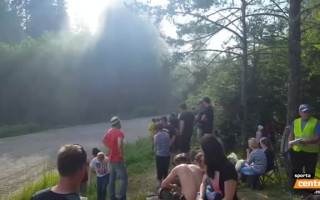 Video: Krievu rallists sajauc ceļus un ietriecas skatītāju mašīnās