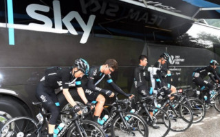 "Team Sky" komandas autobuss gandrīz notriec riteņbraucēju