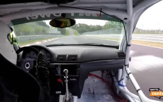 Video: Pilotu pārsteidz pie 280 km/h nolūzušas sacīkšu auto durvis