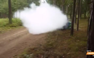 Video: Rallija auto avārijā "pļauj kokus"