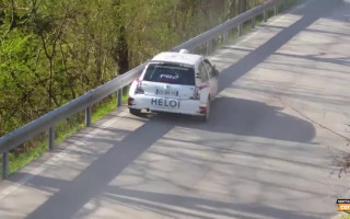 Video: Rallija mašīnai avārijā izkrīt motors