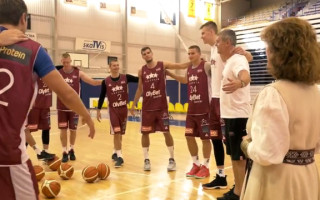 Video: Latvijas basketbola izlase piedalās Lāča spēka rituālā