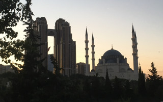 Blogs: mošejas un debesskrāpji, ēdiens un briti prātā