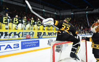 Video: "Severstal" vārtsargs sarīko šovu