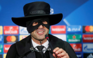 "Shakhtar" treneris pēc iekļūšanas 1/8 finālā uz preses konferenci ierodas Zorro maskā