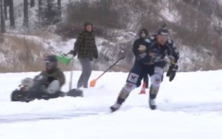 Video: Kurš ātrāks uz ledus - hokejists vai kartinga braucējs?