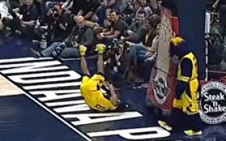 Video: NBA jocīgākie momenti: nokdauns pēc saskares ar bumbu