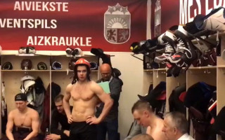 Video: Rēdlihs tiek sveikts ar 200. spēli, Sotnieks saņem ugunsdzēsēja ķiveri