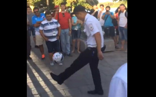 Video: Policists žonglē ar bumbu un sajūsmina Pasaules kausa fanus