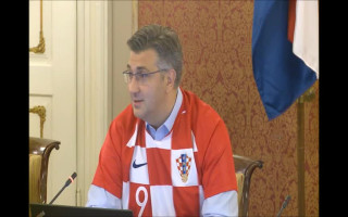 Video: Horvātijas valdība futbolistu formās aizvada sēdi