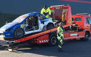 Video: Sportists rallijkrosa sacensībās avarē un uzmet vairākus kūleņus