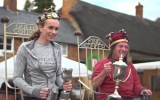 Video: Spītējot lietum, aizvadīts pasaules čempionāts kastaņu sišanā