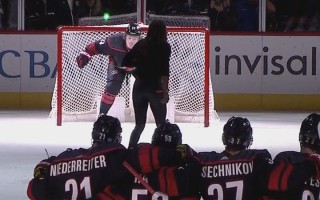 Video: Futboliste iesit NHL kluba vārtos