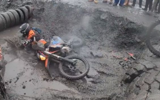 Video: Sportisti enduro sacīkstēs krīt peļķēs