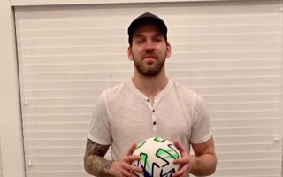 Video: Girgensons ar futbola bumbu met izaicinājumu