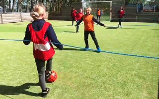 Video: Dāņi atraduši asprātīgu veidu, kā ieturēt distanci un spēlēt futbolu