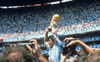 Futbola pasaule piemin Maradonu, Argentīnā izsludina trīs dienu sēras