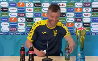 Video: Jarmolenko ironizē par Ronaldu gājienu un aicina "Coca-Cola" sazināties ar viņu