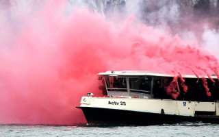 Video: "Serie A" klubu līdzjutēji Venēcijā sarīko sava veida jūras kauju