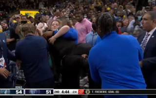 NBA spēlē kāda līdzjutēja protesta akcijā pieķēdē sevi pie groza konstrukcijas