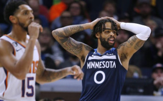 Video: "Timberwolves" spēlētājs Rasels aizmirst doties laukumā, komanda paliek četratā