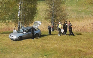 Video: Pārgalvīgi skatītāji Lietuvā pirms rallija mašīnas brauc pa trasi