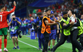 Video: Apsargi "Euro 2024" spēles laikā sit aizturētos, UEFA un policija izmeklē