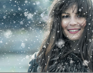 Savēlušies, trausli, bez mirdzuma – padomi, kā rūpēties par matiem ziemā