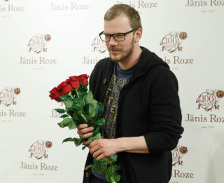 Sarkanas rozes autoram jeb atskats uz ES Literatūras balvas ieguvēja Jāņa Joņeva sumināšanas pasākumu