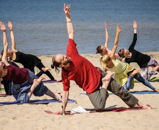 Arī šovasar Jūrmalā būs bezmaksas jogas un ciguna nodarbības brīvā dabā