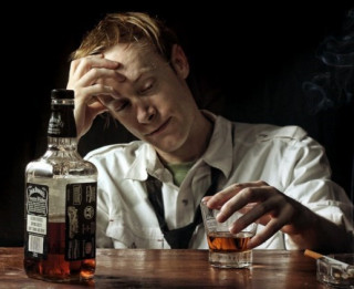 Pētījums: katrs desmitais Latvijas iedzīvotājs ārkārtas situācijas laikā alkoholu lieto vairāk nekā parasti