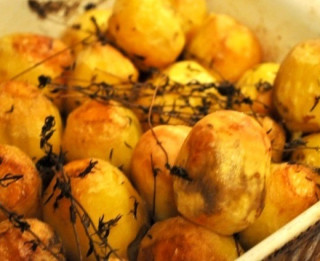 Krāsnī cepti kartupelīši ar timiānu
