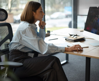 Sēdošs darbs un stīvums ķermenī – kā palīdzēt sev kustēties vieglāk?