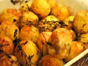 Krāsnī cepti kartupelīši ar timiānu