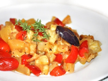 Seleriju un kabaču sacepums ar ķiplokiem un sieru