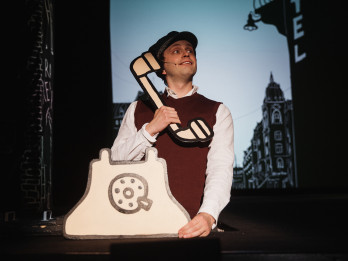 Latvijā teātris kļūst pieejamāks cilvēkiem ar redzes traucējumiem