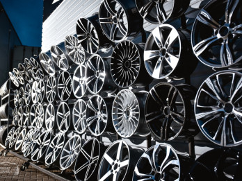 Uzfrišini autiņu pavasarim: kā izvēlēties jaunus lietos diskus, kas der tavam auto? Uzfrišini autiņu pavasarim: kā izvēlēties jaunus lietos diskus, kas der tavam auto?