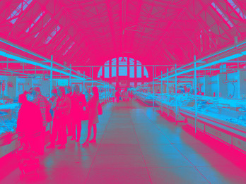 Alternatīva literatūras pieredze gaļas paviljonā – Dzejas pusnakts Centrāltirgū