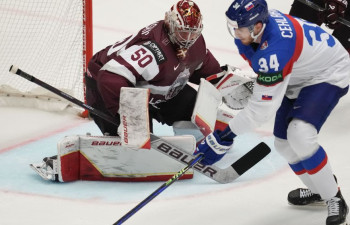 Hokeja trillerī Latvija uzvar <i>bullīšos</i> un saglabā izredzes uz 1/4 finālu