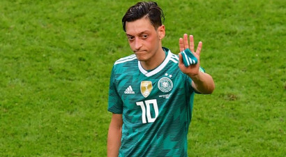 Ezils aiziet no Vācijas izlases un apsūdz futbola federāciju rasismā