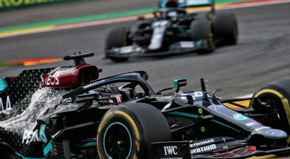 Hamiltons ar sezonas piekto uzvaru turpina atrauties, "Mercedes" izcīna dubultuzvaru
