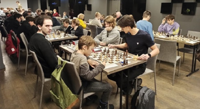 LČ šahā ceturtdaļfinālā unikāls fakts ar 80 gadu starpību spēlētājiem pie viena galdiņa