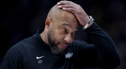 Pēc neveiksmīgas sezonas meklēs jaunu treneri: ''Lakers'' atlaiž Hemu