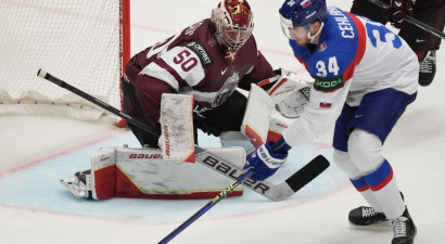 Hokeja trillerī Latvija uzvar <i>bullīšos</i> un saglabā izredzes uz 1/4 finālu