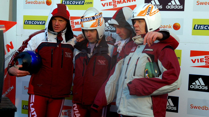 Latvijas stafetes komanda 2010. gada Eiropas 
čempionātā kamaniņu sportā. Foto: Romualds 
Vambuts, Sportacentrs.com