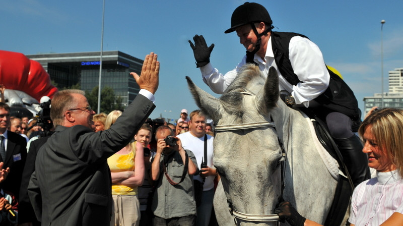 Šuplers uz baltā zirga jutās ļoti omulīgi un šo sajūtu viņam vajadzētu paturēt prātā...
Foto: Romualds Vambuts, Sportacentrs.com