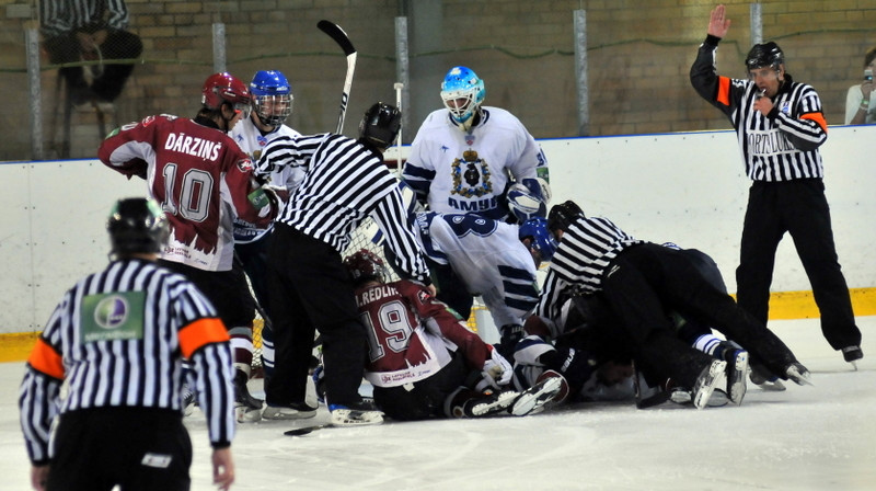 Tiesneši darbībā Rīgas "Dinamo" un Habarovskas "Amur" pārbaudes spēlē
Foto: Romualds Vambuts, Sportacentrs.com