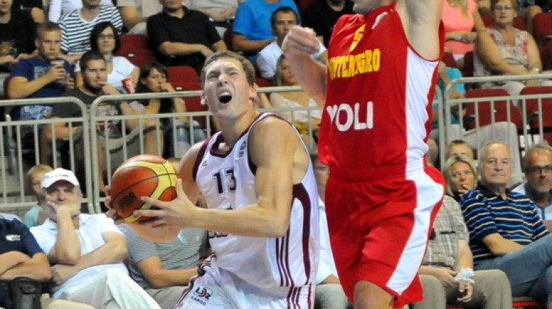 Latvija pret Melnkalni: jauna tikšanās divus gadus pēc cīņām EuroBasket 2011 kvalifikācijā.
Foto: Romualds Vambuts, Sportacentrs.com